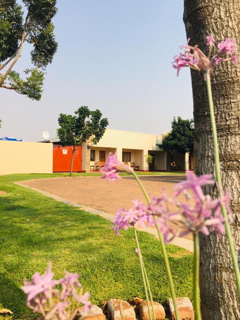 Cest Si Bon Hotel Otjiwarongo Exterior photo