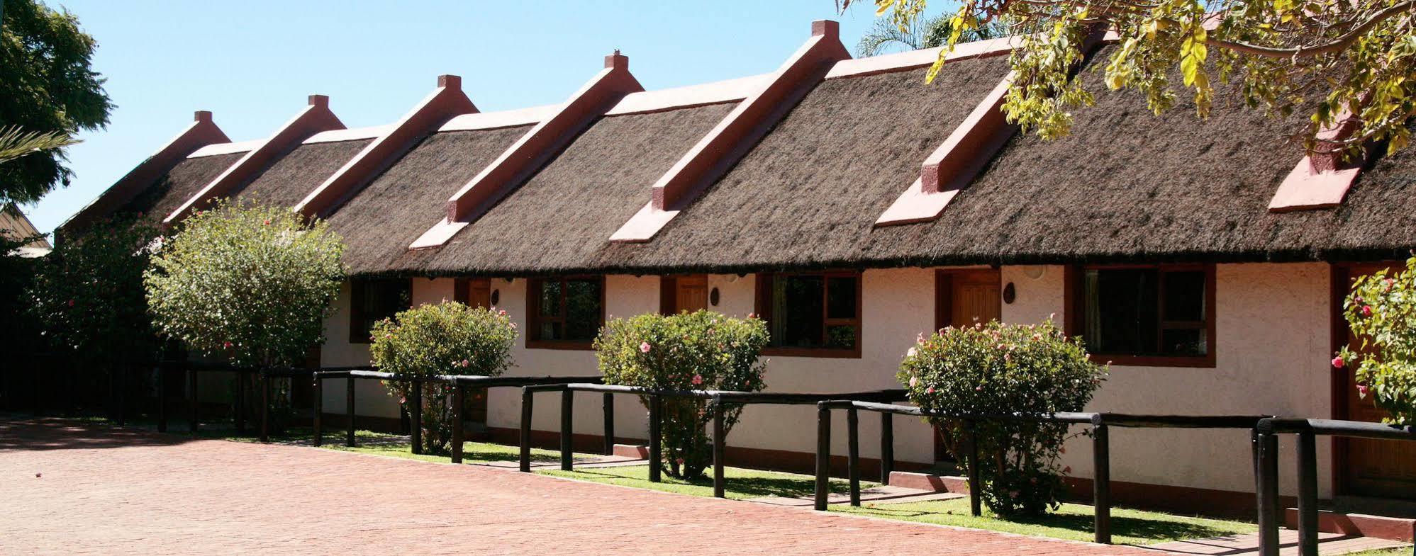 Cest Si Bon Hotel Otjiwarongo Exterior photo