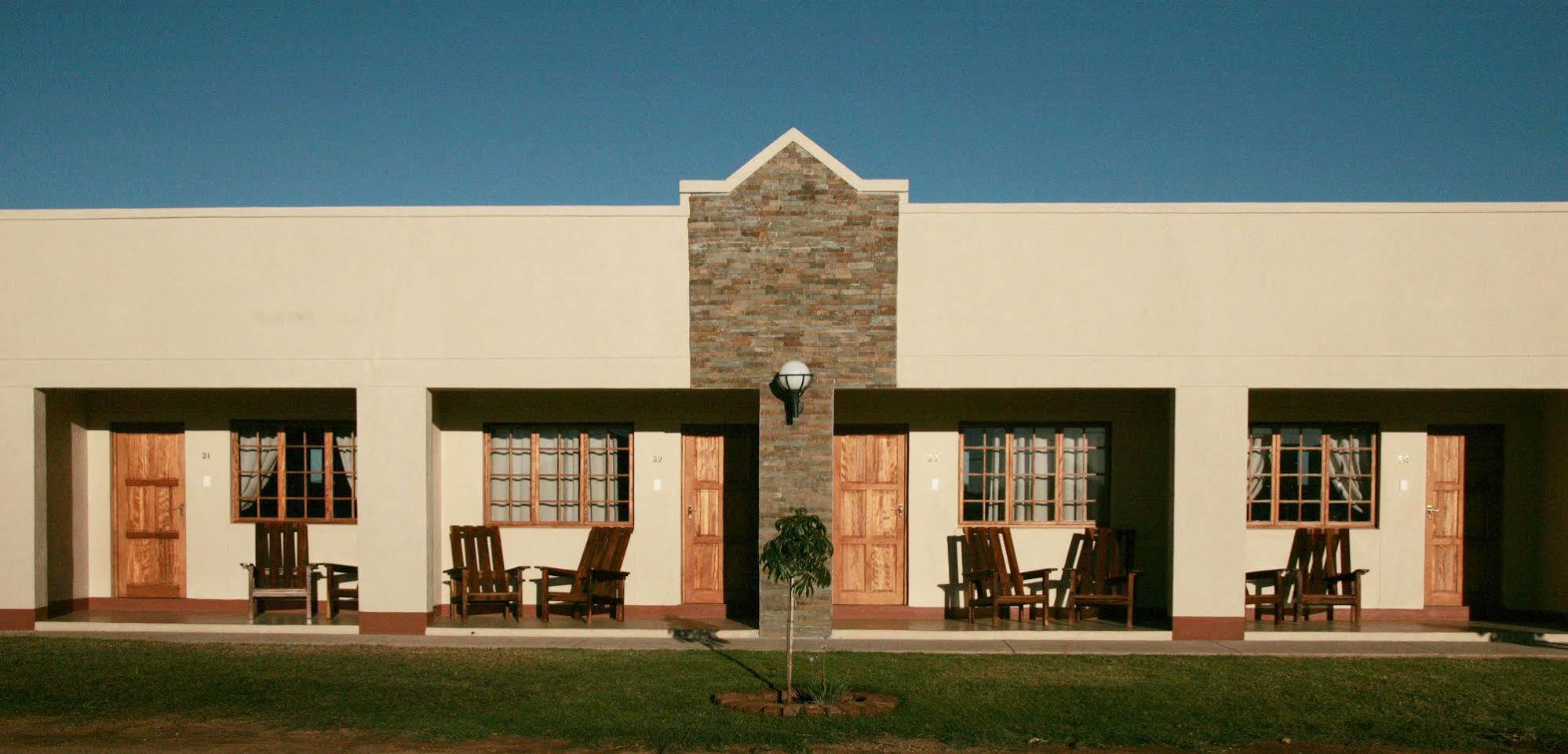 Cest Si Bon Hotel Otjiwarongo Exterior photo